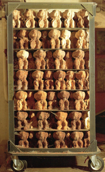 Schokoladenlöwenturm (Schimmelmuseum), (Idee 1969) 1993, Schokoladenplastiken in Holzgestell auf Rädern, 203 x 103,5 x 103,5 cm, Dieter Roth Museum, Hamburg
