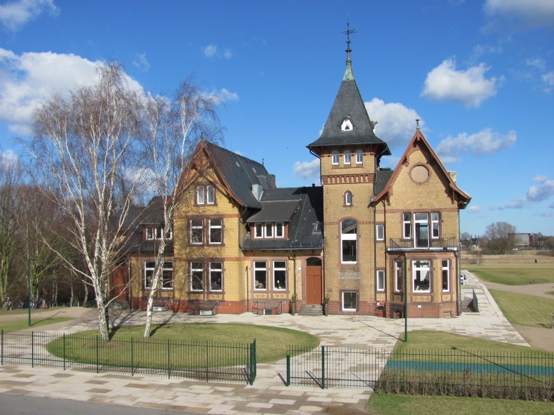 Villa Kaltehofe, bis 1990 Hygienisches Institut (Franz Andreas Meyer, 1894), Wikimedia Commons / NordNordWest, CC BY-SA 3.0 DE (https://creativecommons.org/licenses/by-sa/3.0/de/legalcode)