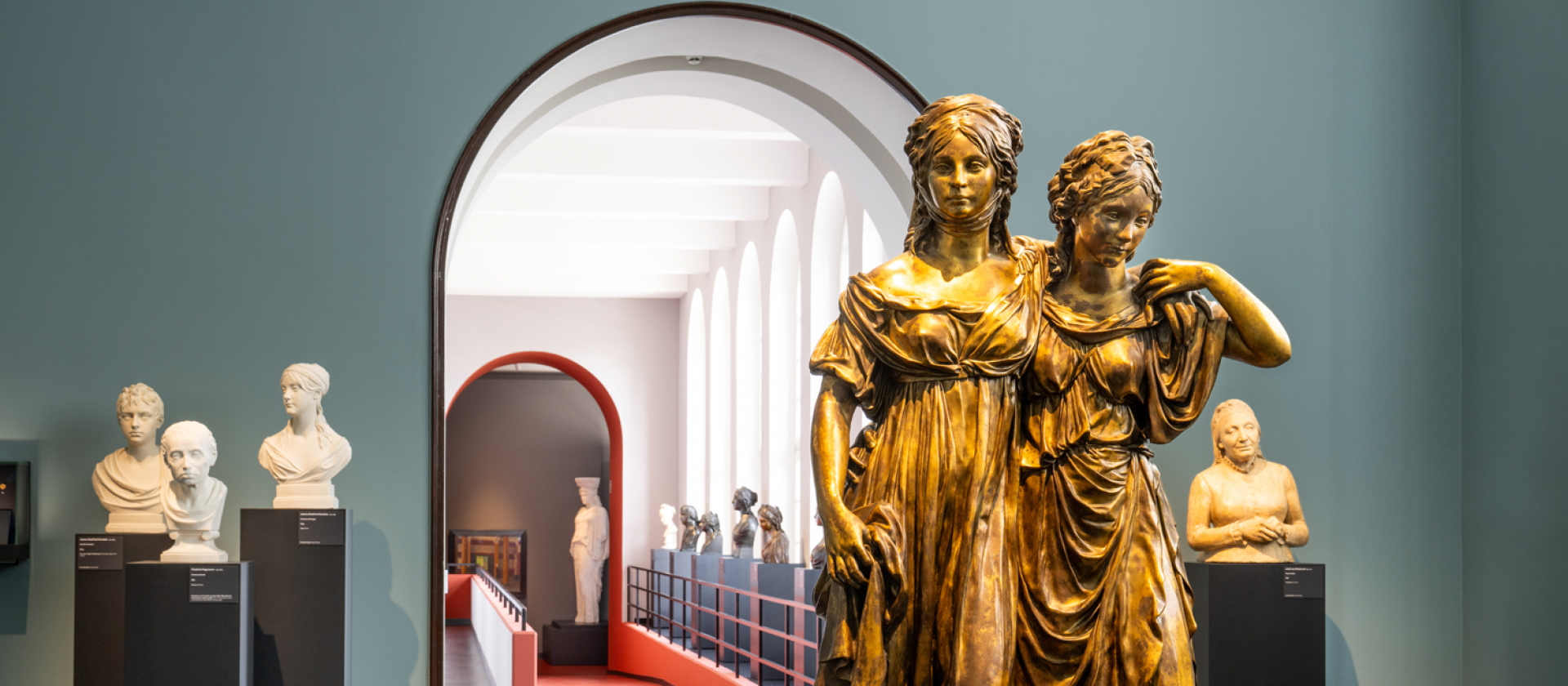 Ausstellungsansicht »Skulptural. Die neuen Galerien«, Hamburger Kunsthalle 2026, im Vordergrund Johann Gottfried Schadow, Doppelstandbild der Prinzessinnen Luise und Friederike von Preußen, 1795 (Guss 1906), Foto: Romanus Fuhrmann