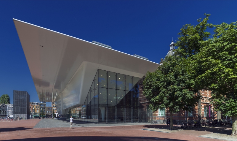 Stedelijk Museum Amsterdam, vom Van Gogh Museum aus gesehen, mit dem Neubau von 2012 (Benthem Crouwel Architects), Foto: John Lewis Marshall