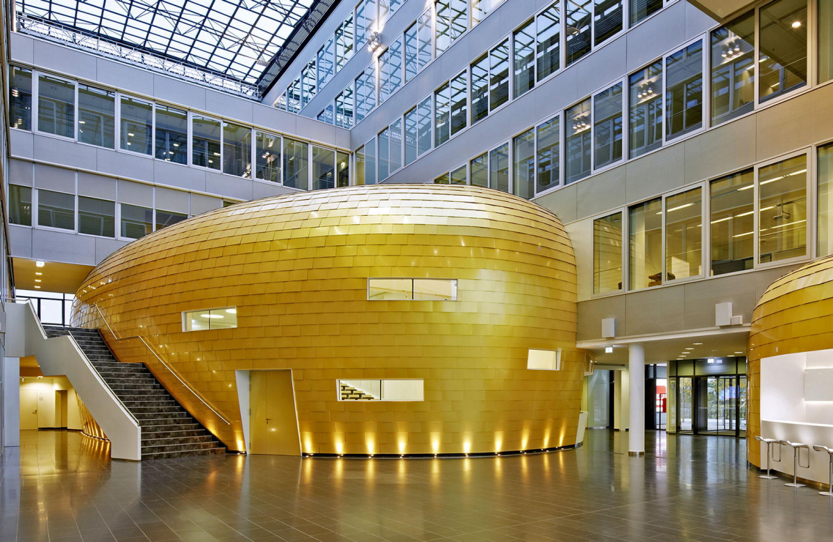 Kühne Logistics University (KLU), Atrium mit Auditorium »Golden Egg« (MPP Architekten, 2014/15), Foto: © Ralf Buscher