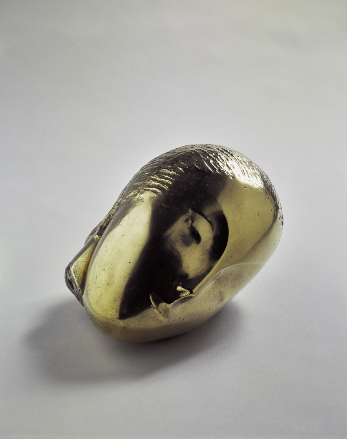 Constantin Brâncuși, La Muse endormie (Schlafende Muse), 1910, Centre Pompidou, Foto: Centre Pompidou, MNAM-CCI/Philippe Migeat/Dist. GrandPalaisRmn, © Succession Brancusi – All rights reserved / VG Bild-Kunst, Bonn 2026