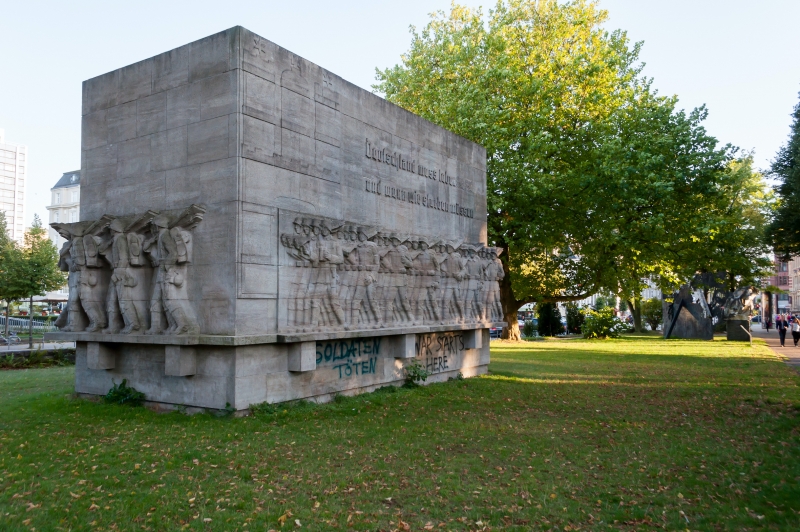 Denkmalanlage Dammtordamm: Gefallenen-Denkmal von Richard Kuöhl (1936) und »Mahnmal gegen den Krieg« von Alfred Hrdlicka (1985/86), Foto: © Ajepbah / Wikimedia Commons, CC BY-SA 3.0 de 