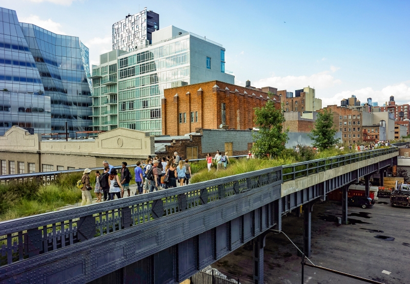 Der erste Abschnitt des High Line Park über die Kreuzung der 18th Street, links im Hintergrund das IAC-Gebäude von Frank Gehry (2007), Foto: Wikimedia Commons / Dansnguyen, CC0 1.0 Universal Public Domain Dedication