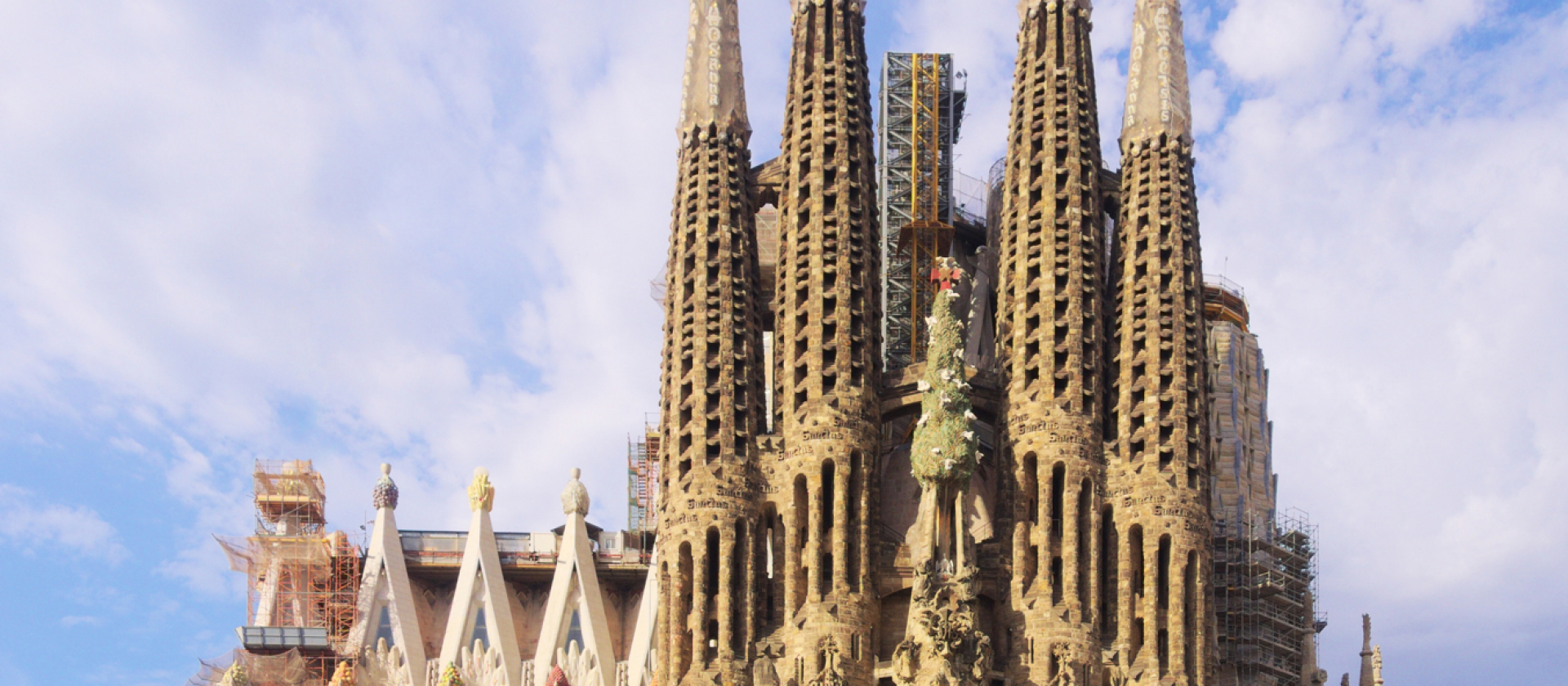 Ansicht der Basílica i Temple Expiatori de la Sagrada Família von der Placa de Gaudí, August 2017 (Baukräne digital entfernt), Foto: C messier / Creative Commons 4.0 International (CC BY-SA 4.0)