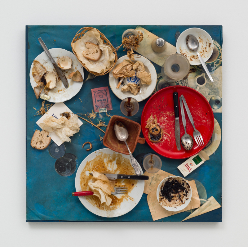 Daniel Spoerri, Restaurant Spoerri, 16. November 1972, Assemblage auf bemalter Hartfaserplatte (Tableau-piège), 70 x 70 x 24 cm, © VG Bild-Kunst, Bonn, 2025