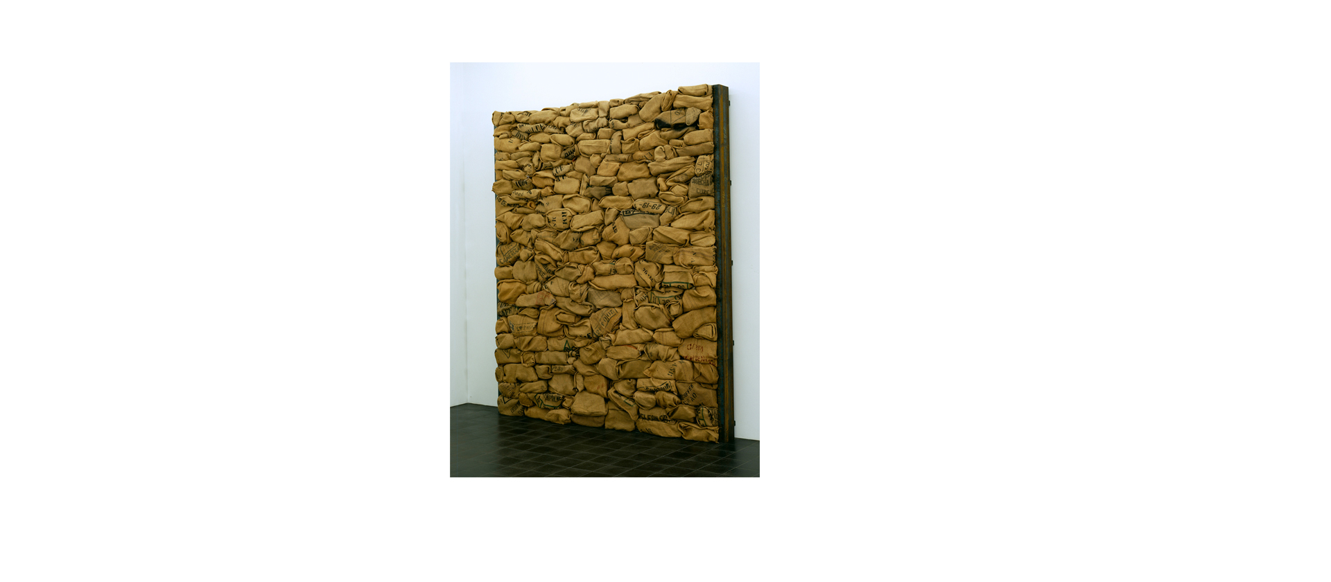 Jannis Kounellis, Ohne Titel (Portale con sacci), 1996,  Steine, Jutesäcke, Eisenträger, 350 × 300 × 36 cm, erworben 1996, Galerie der Gegenwart, Hamburger Kunsthalle, Foto: Dirk Dunkelberg © VG Bild-Kunst, Bonn 2026