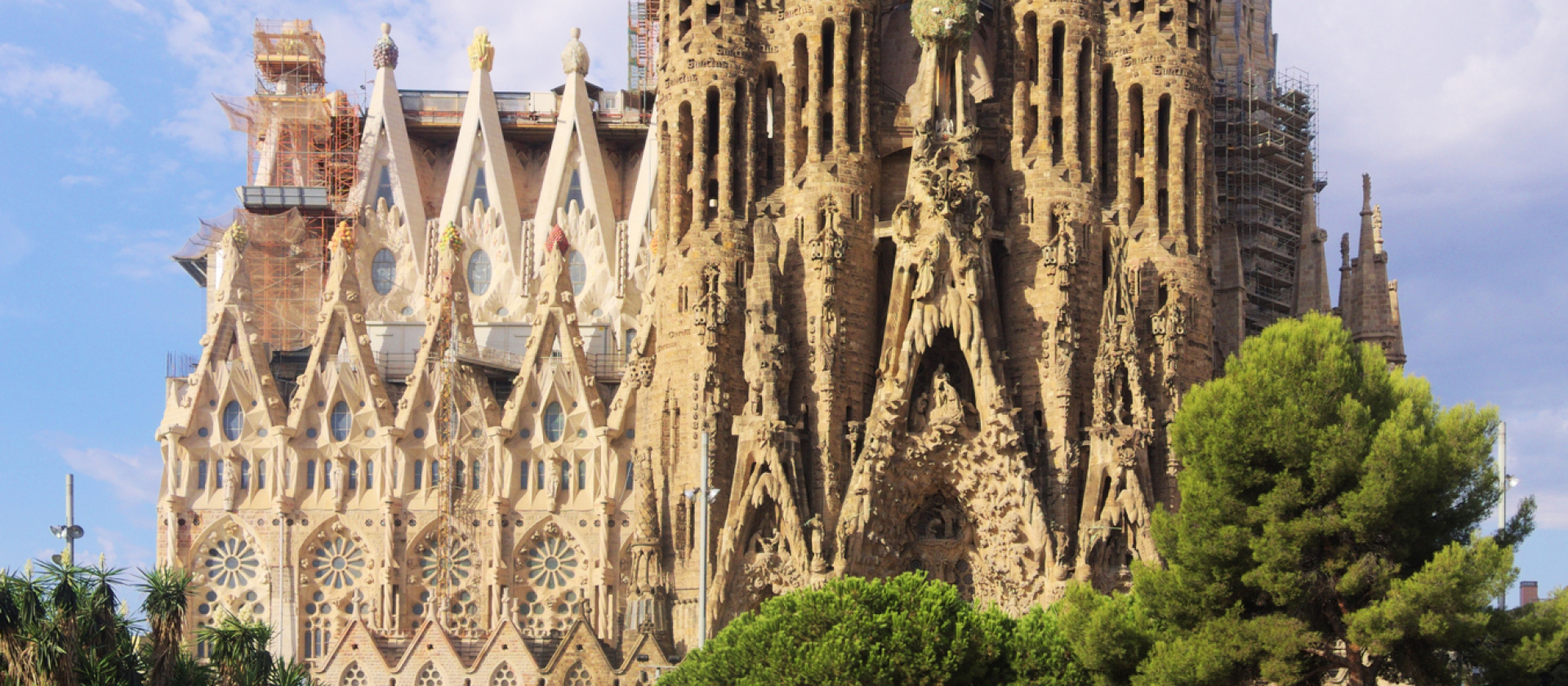 Ansicht der Basílica i Temple Expiatori de la Sagrada Família von der Placa de Gaudí, August 2017 (Baukräne digital entfernt), Foto: C messier / Creative Commons 4.0 International (CC BY-SA 4.0)