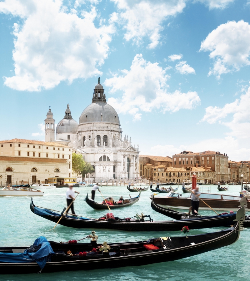 Venedig, Gondeln vor der Basilika Santa Maria della Salute, Foto: Iakov Kalinin / depositphotos