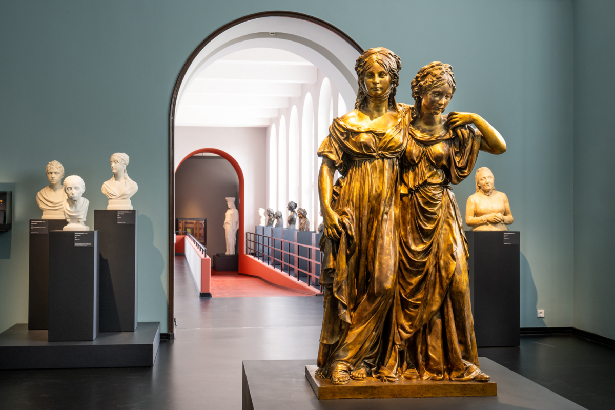 Ausstellungsansicht »Skulptural. Die neuen Galerien«, Hamburger Kunsthalle 2026, im Vordergrund Johann Gottfried Schadow, Doppelstandbild der Prinzessinnen Luise und Friederike von Preußen, 1795 (Guss 1906), Foto: Romanus Fuhrmann