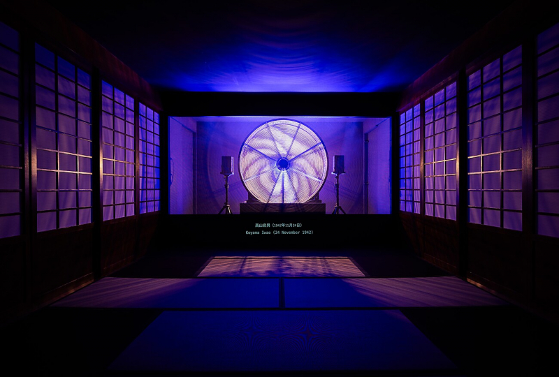 Ho Tzu Nyen, *1976, Hotel Aporia (Installationsansicht Singapore Art Museum, 2023)2019, 6-Kanal-Videoprojektion, Farbe, 24-Kanal-Ton, 84:01 Min., Sammlung des Singapore Art Museum, © Courtesy of the artist, Kiang Malingue, neugerriemschneider und Singapor Ho Tzu Nyen, *1976, Hotel Aporia (Installationsansicht Singapore Art Museum, 2023)2019, 6-Kanal-Videoprojektion, Farbe, 24-Kanal-Ton, 84:01 Min., Sammlung des Singapore Art Museum, © Courtesy of the artist, Kiang Malingue, neugerriemschneider und Singapor