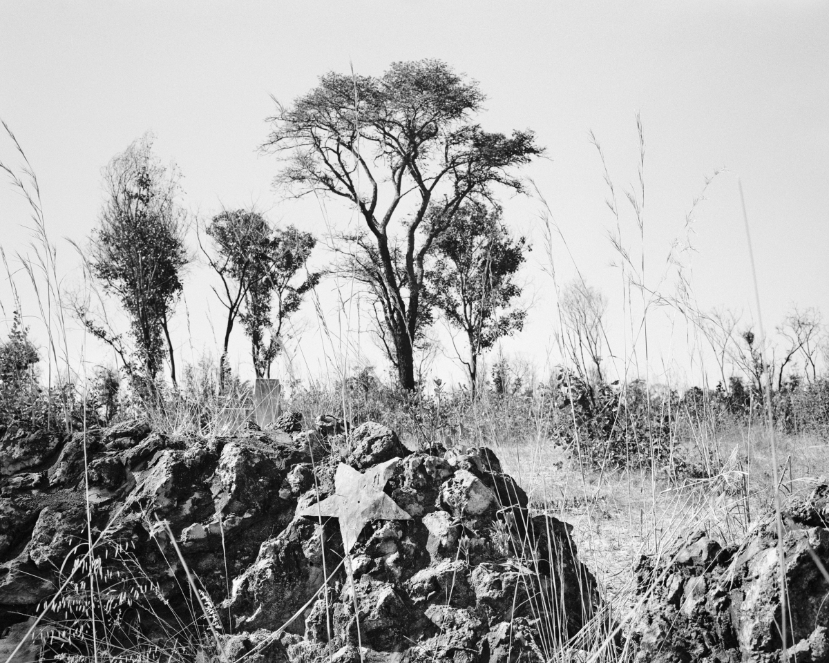 Jo Ractliffe, Unmarked mass grave on the outskirts of Cuito Cuanavale (Aus der Serie: As Terras do Fim do Mundo), 2009, individuell bedruckter Platinabzug, 37 x 44,4 cm, © Jo Ractliffe Jo Ractliffe, Unmarked mass grave on the outskirts of Cuito Cuanavale (Aus der Serie: As Terras do Fim do Mundo), 2009, individuell bedruckter Platinabzug, 37 x 44,4 cm, © Jo Ractliffe