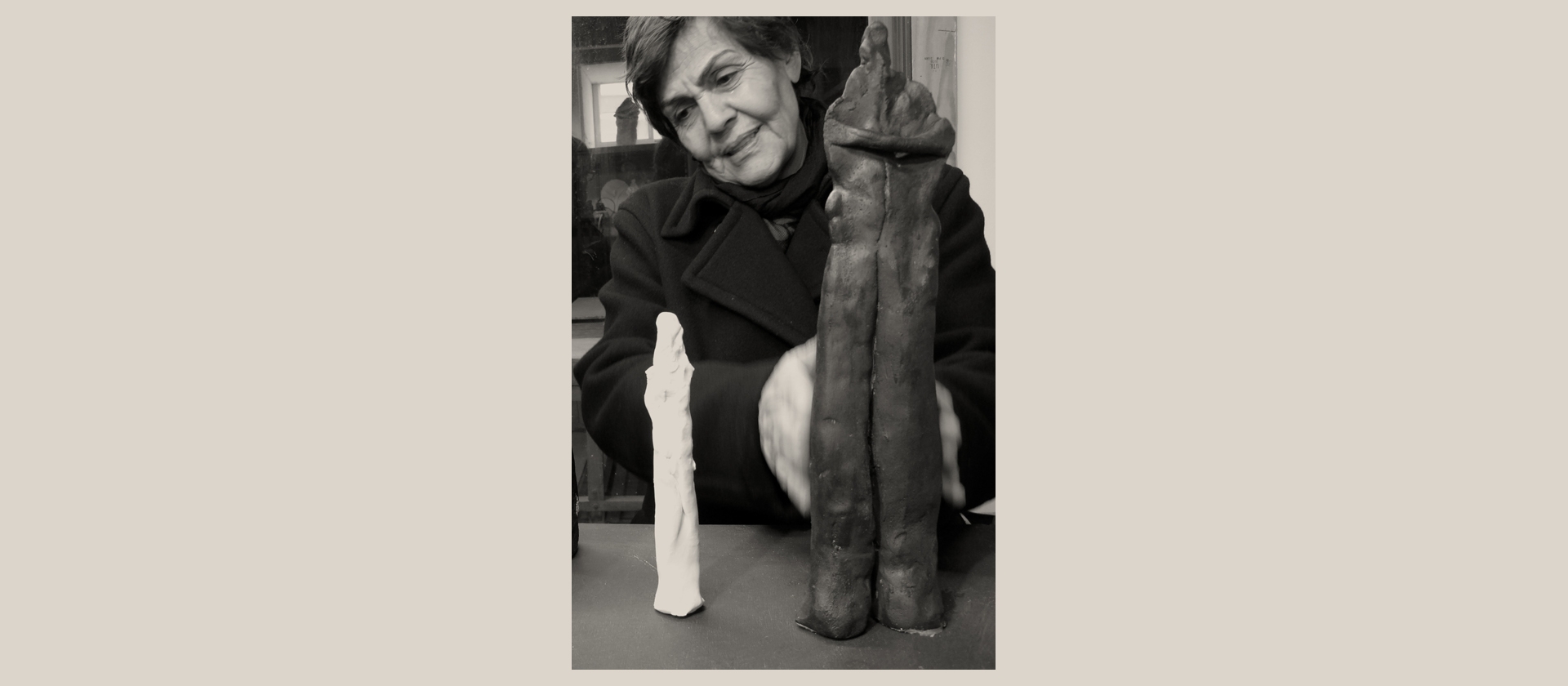 Portrait von Simone Fattal mit ihren Skulpturen, Foto: Kathleen Weaver